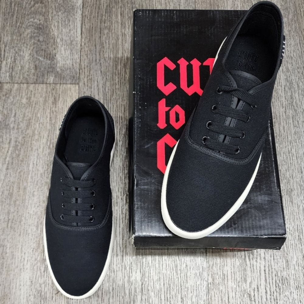 Black Cute to the Core Codi Canvas lace up sneakers New size 7